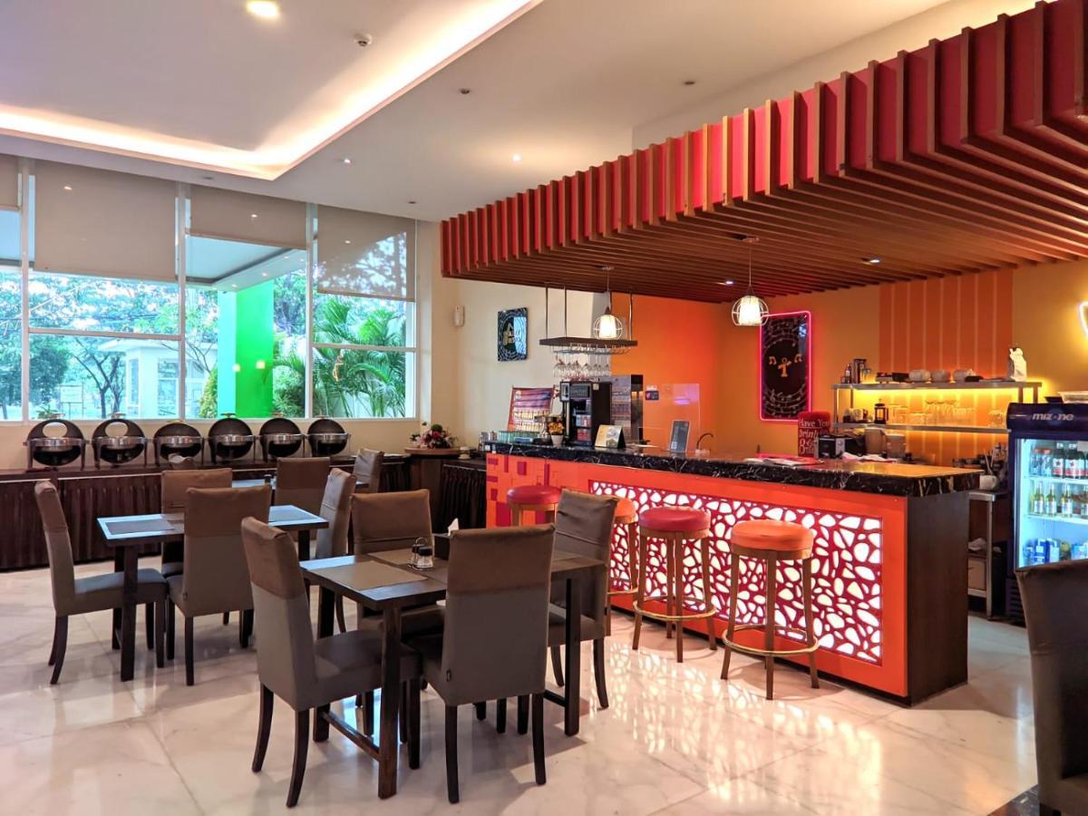 Front One Hotel Purwodadi Purwodadi  Exteriér fotografie