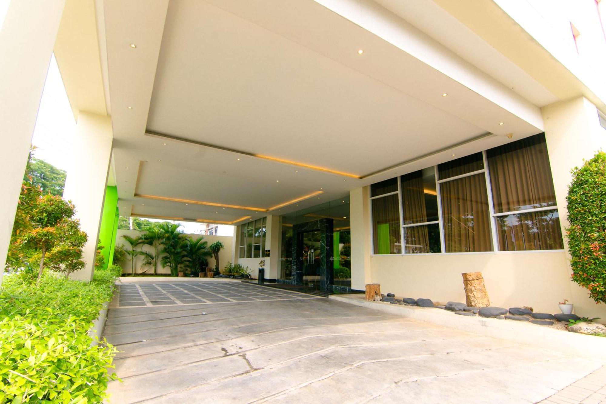 Front One Hotel Purwodadi Purwodadi  Exteriér fotografie