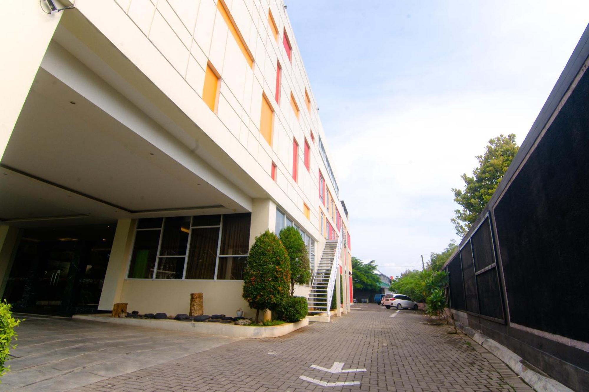 Front One Hotel Purwodadi Purwodadi  Exteriér fotografie