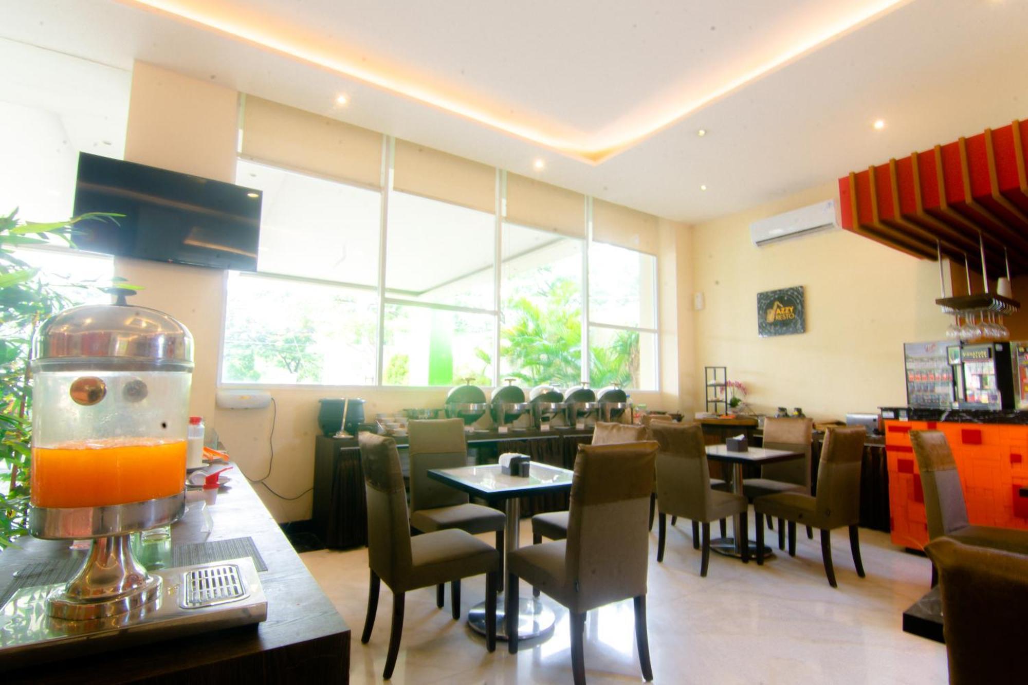 Front One Hotel Purwodadi Purwodadi  Exteriér fotografie