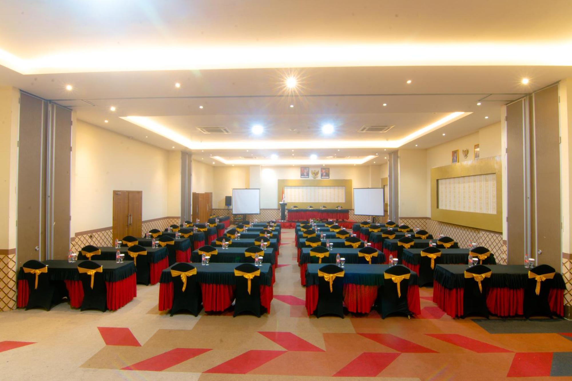 Front One Hotel Purwodadi Purwodadi  Exteriér fotografie