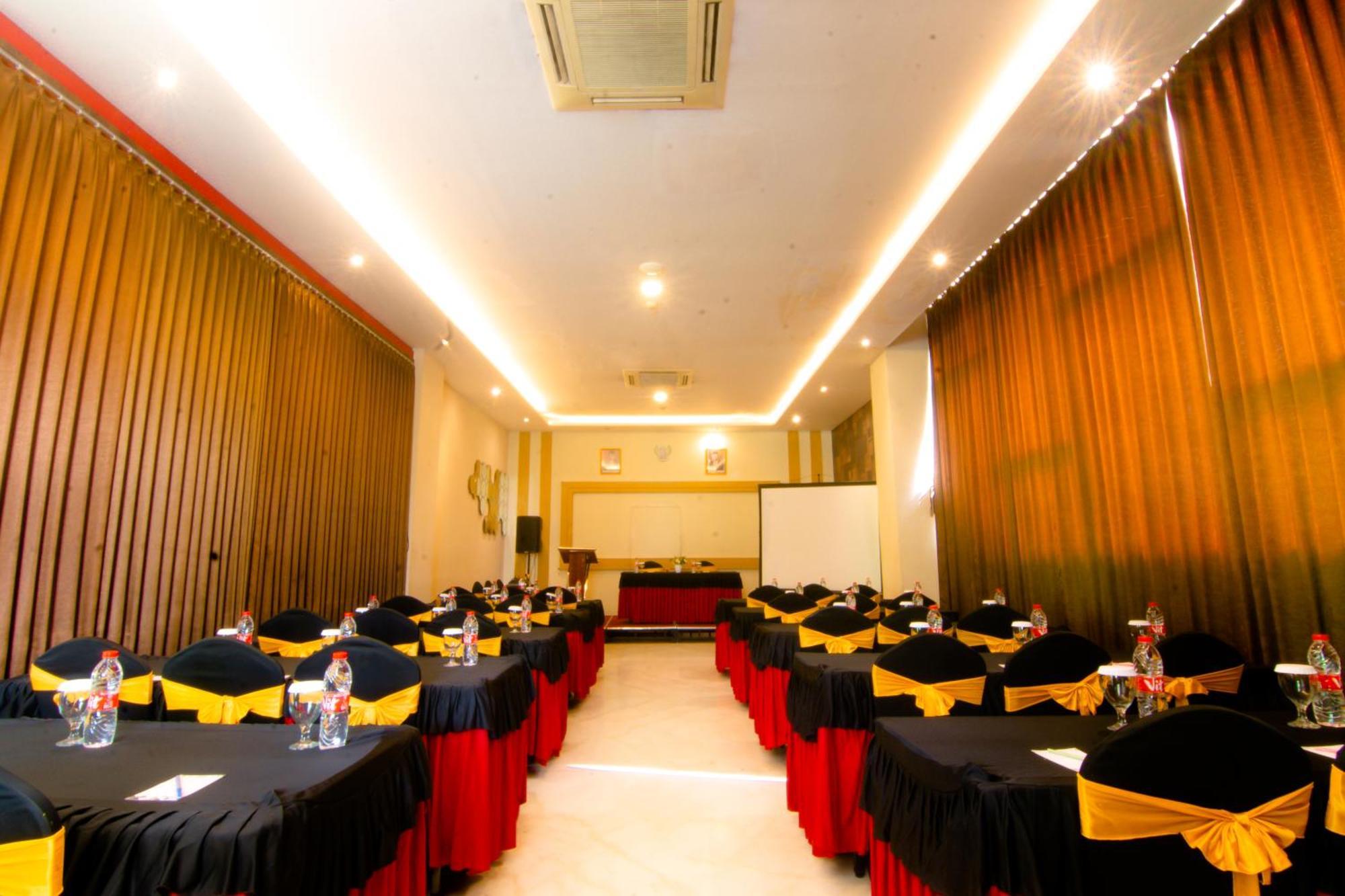 Front One Hotel Purwodadi Purwodadi  Exteriér fotografie