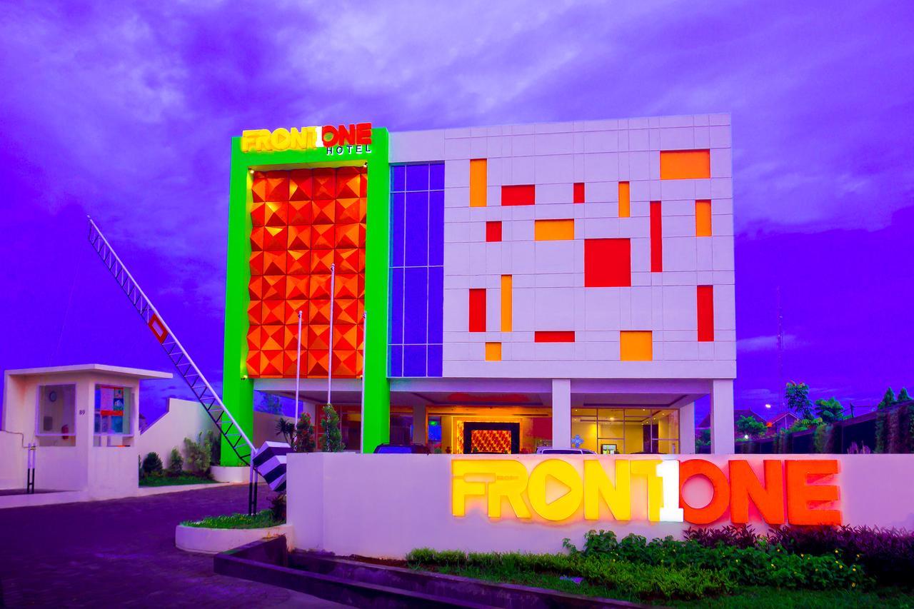 Front One Hotel Purwodadi Purwodadi  Exteriér fotografie